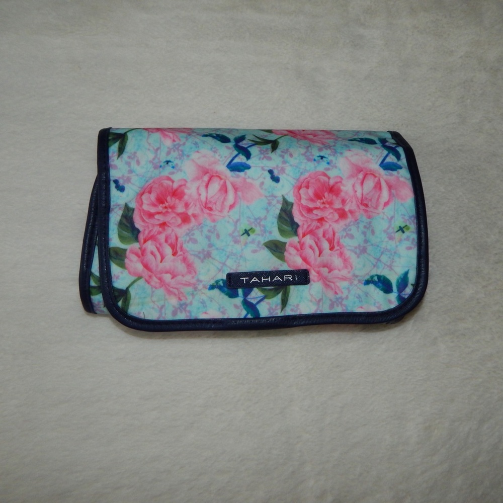 NWOT Tahari hanging cosmetic case